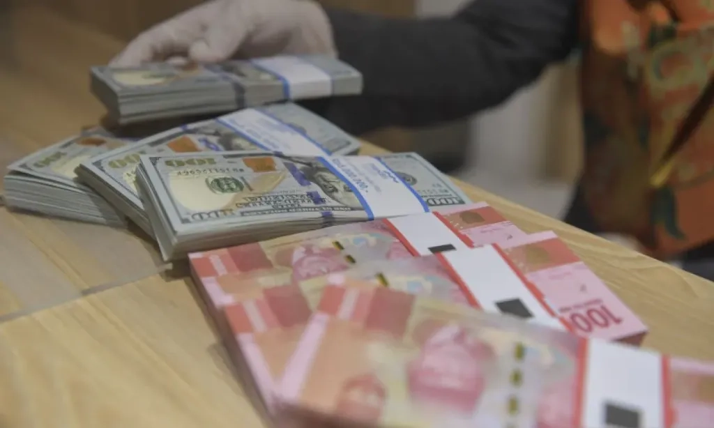 <p>Pasar Langsung Fokus FFR Desember, Rupiah Bergerak Hati-Hati</p>
