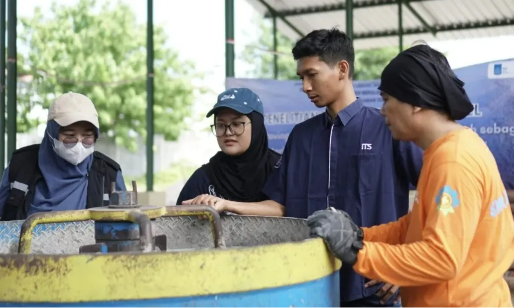 <p>ITS Ciptakan <em>Paving</em> Anti Banjir</p>