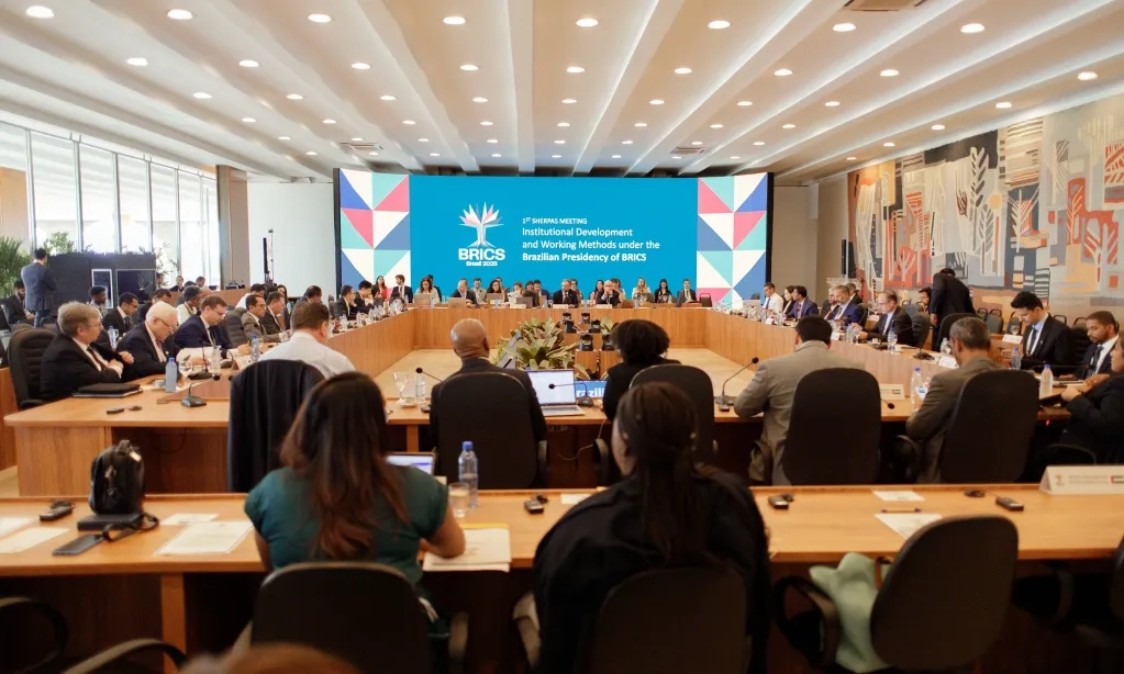 <p>Dilema Indonesia Dalam Hubungan Dengan Negara Anggota BRICS</p>