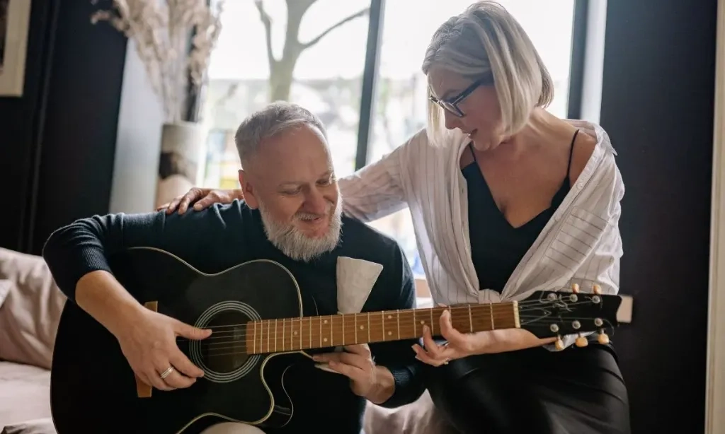 <p id="isPasted">Studi: Musik Bantu Tekan Risiko Demensia Hingga 40 Persen</p>