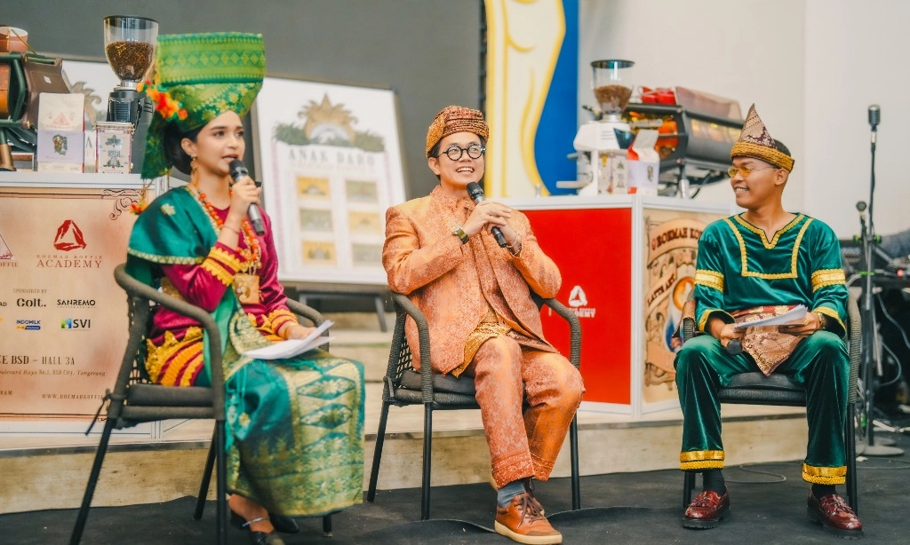 <p>Mengabarkan Warisan Alam Dan Budaya Lewat Harum Kopi Anak Daro</p>