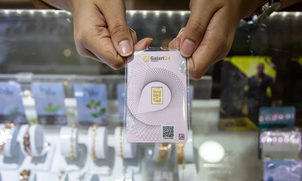 <p id="isPasted">Harga Emas Antam 3 November 2025 Terkoreksi Rp12.000/Gram</p>