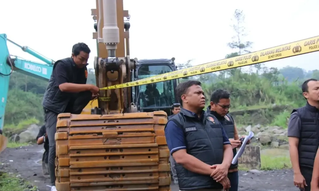 <p>Penegak Hukum Tindak Tambang di Gunung Merapi</p>