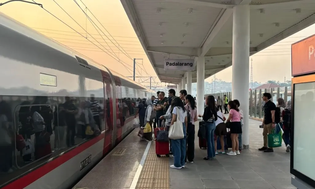 <p>Wisman Pemakai Whoosh Melonjak 65,3%! KCIC: Ikon Transportasi Modern RI</p>