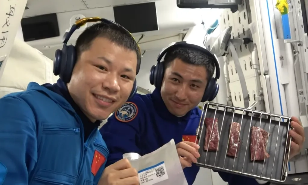 <p>Wow! Astronaut Shenzhou-21 Bisa Masak Steik Di Luar Angkasa</p>