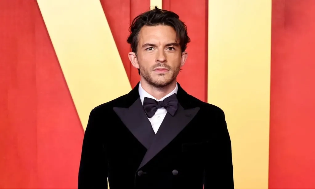 <p>Jonathan Bailey, Pria Gay Pertama Yang Jadi Pria Terseksi Versi <em>People</em></p>
