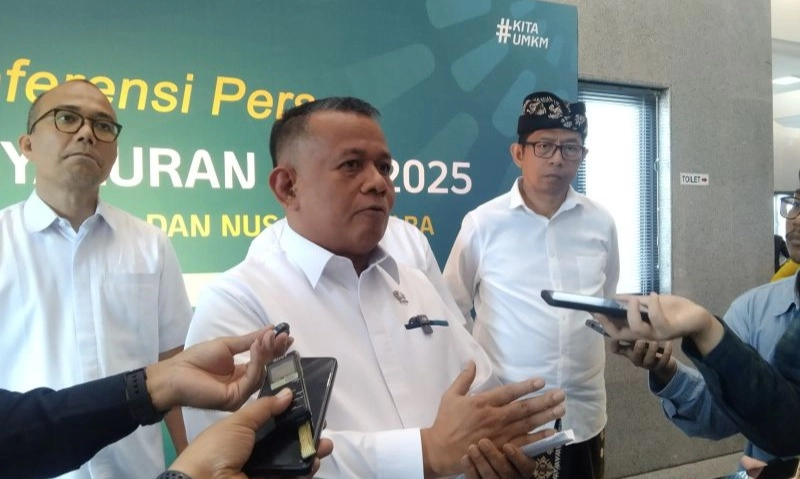 <p>Agunan KUR Rp100 Juta Diharamkan! Wamen UMKM Ancam Cabut Kuota KUR</p>