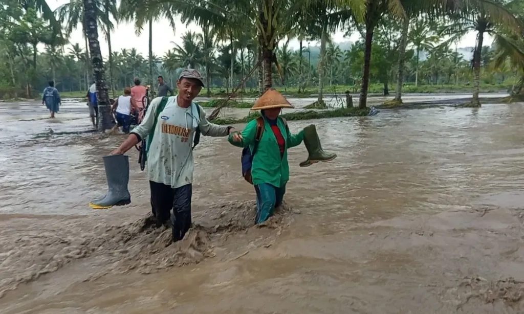 <p>Ratusan Warga Terkurung Banjir Lahar Semeru</p>