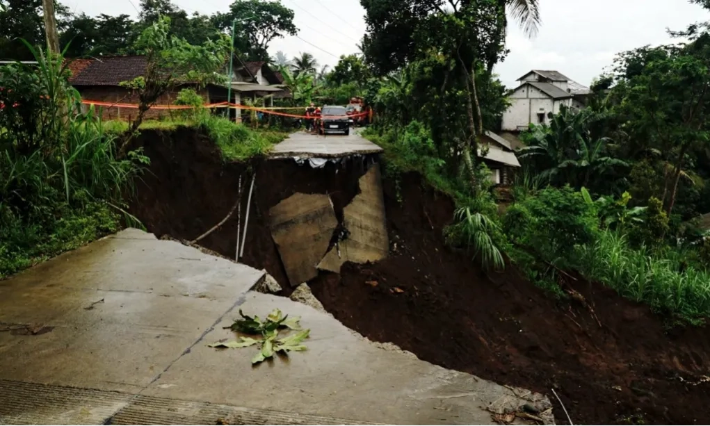 <p>Kenali Tanda Awal Longsor Dan Banjir</p>