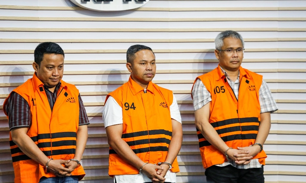 <p>KPK Geledah Rumah Dinas Gubernur Riau</p>