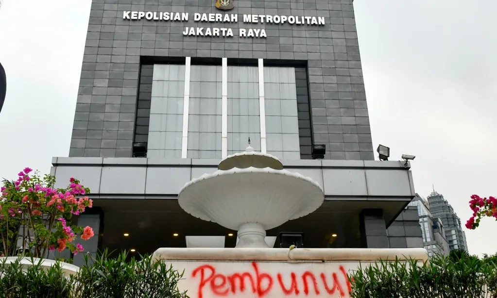 <p>DPR Yakin Polri Profesional Tetapkan Roy Suryo Cs Tersangka</p>