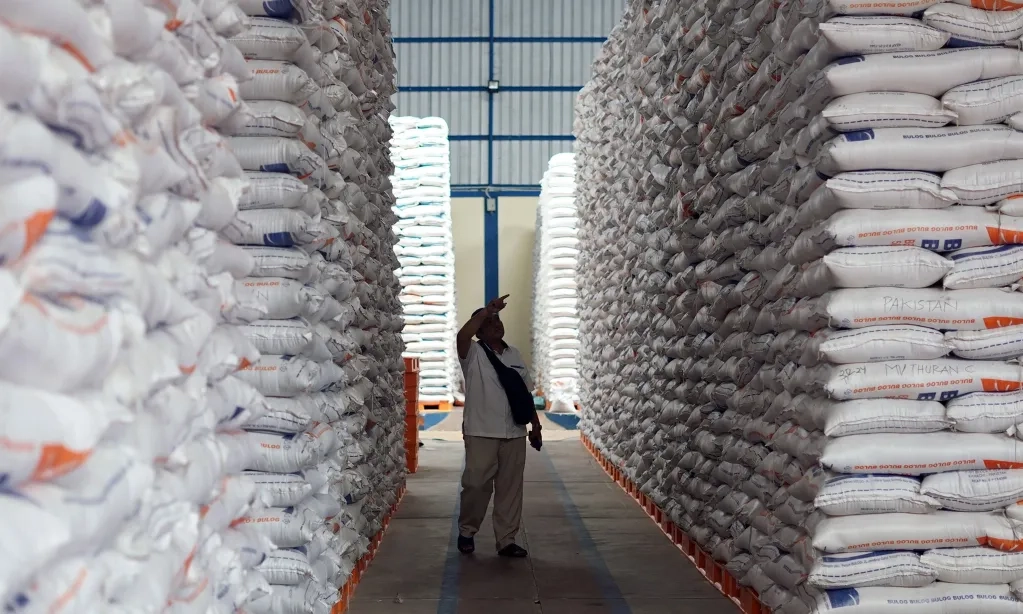 <p id="isPasted">Bulog Bakal Bangun 100 Gudang Baru Di 2026 Setara Rp5 T</p>