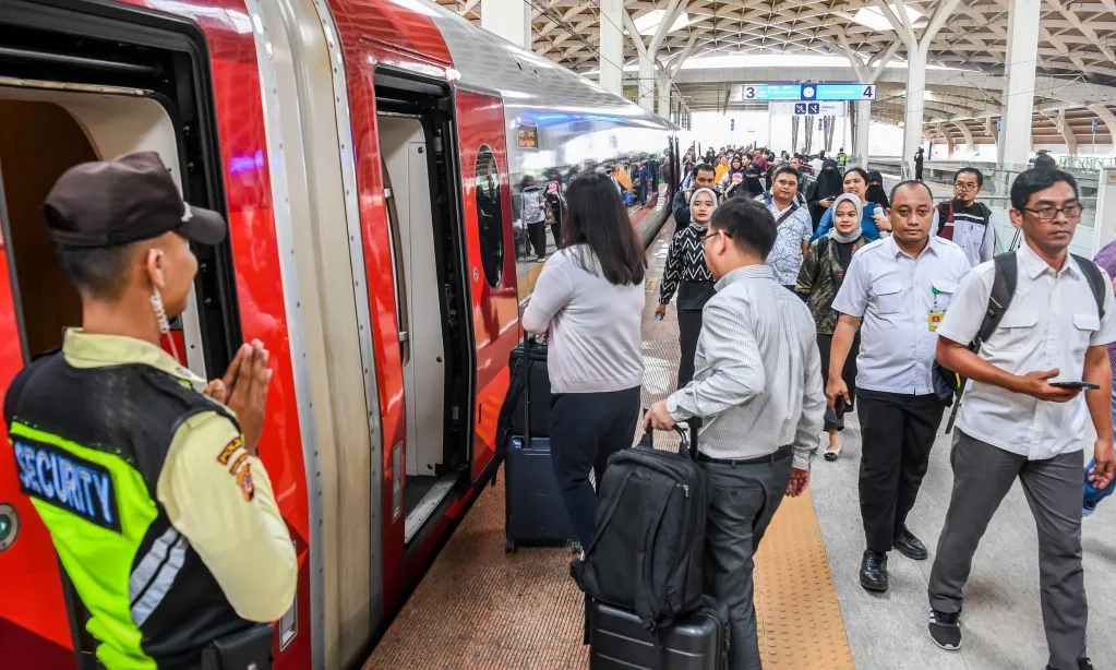 <p id="isPasted">Jelang Hari Pahlawan, KCIC Jual Tiket Whoosh Mulai Rp200 Ribu</p>