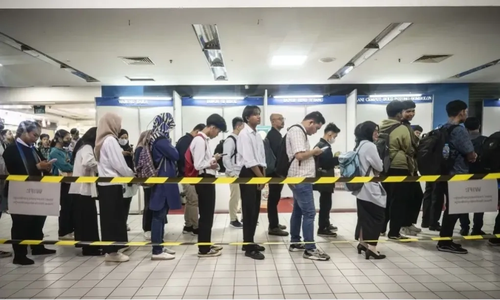 <p id="isPasted">Ekonom Tegaskan Kondisi Ketenagakerjaan RI Memburuk</p>