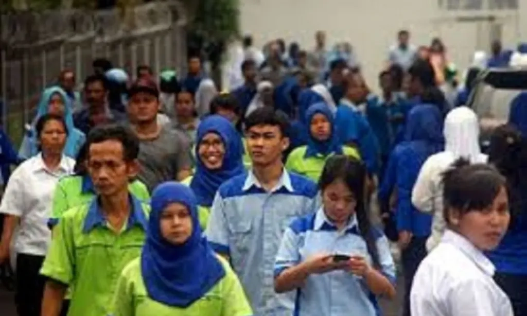 <p>Menaker Sebut UMP 2026 Masih Dibahas</p>