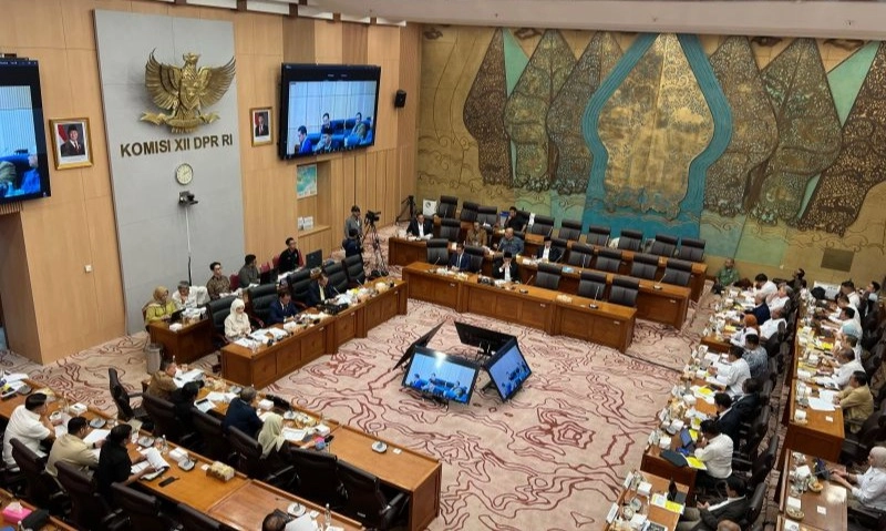 <p>Bahlil Segera Resmikan Izin 45 Ribu Sumur Rakyat Desember 2025</p>
