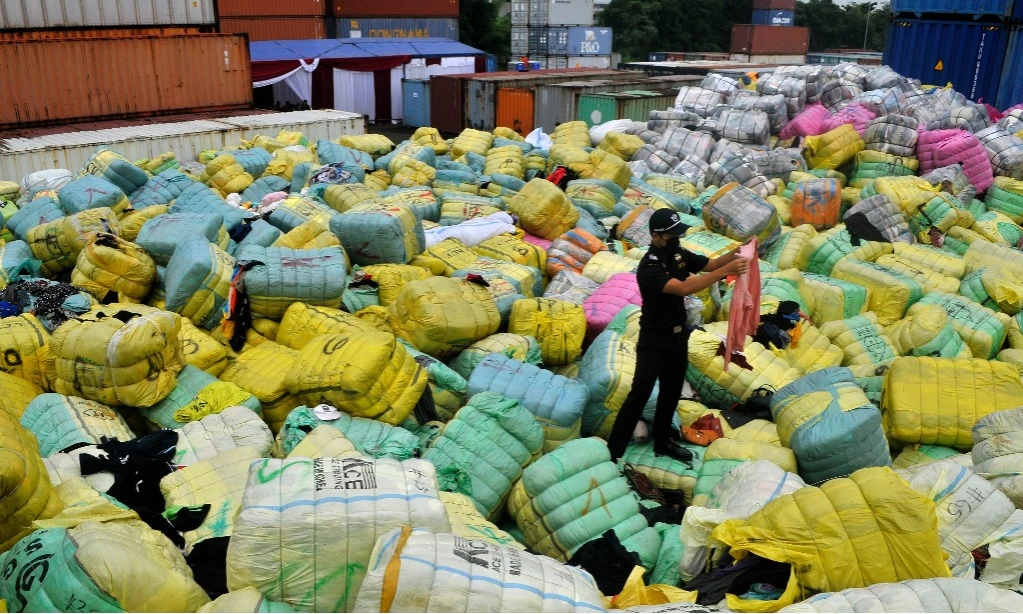 <p>Tak Sebatas Melarang Impor Pakaian Bekas</p>