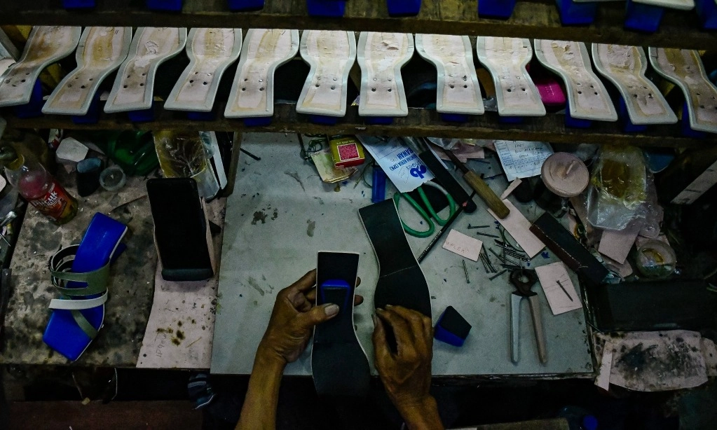 <p>Izin Ribet! DPR Janji Benahi Regulasi Industri Ramah Investor Alas Kaki</p>