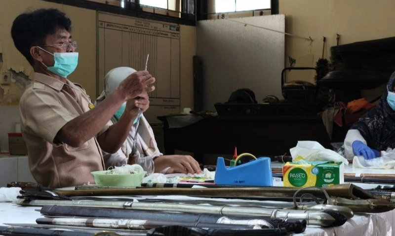 <p>Menjaga Artefak Dari Pengaruh Musim</p>