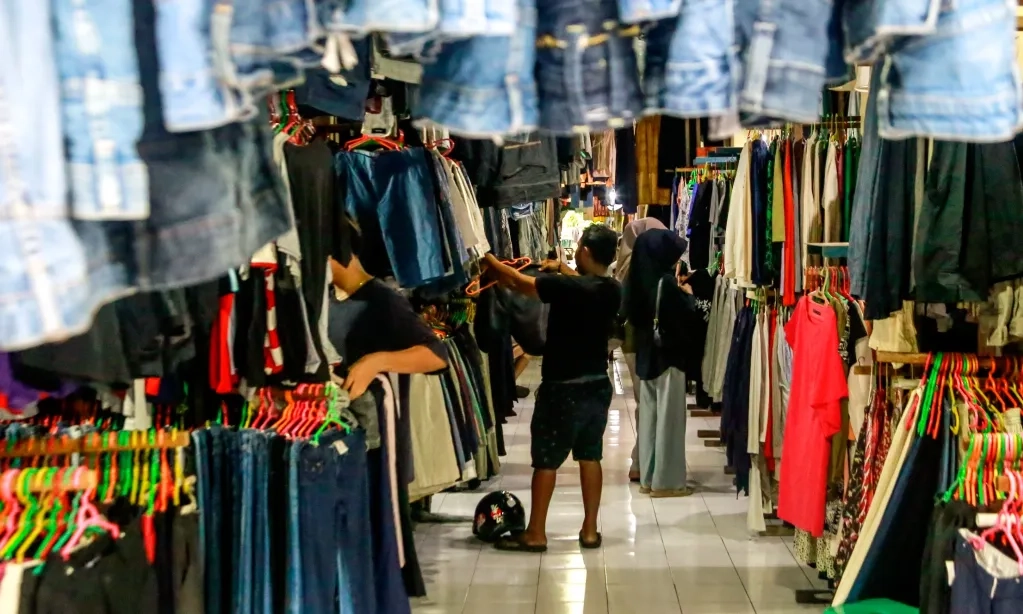 <p>Rugi Bandar Musnahkan Baju-Tas Ilegal, Purbaya: Mending Dicacah Ulang!</p>