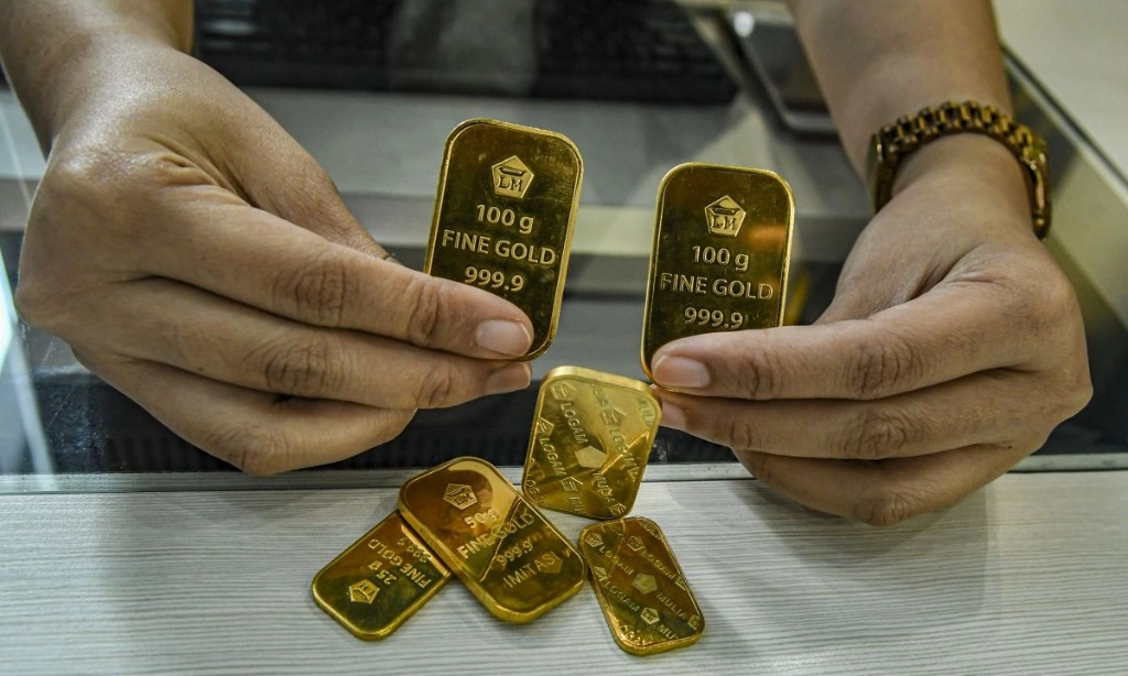 <p>Makin Jauhi ATH, Harga Emas Antam Ambles Rp50 Ribu Ke Rp2,34 Juta</p>