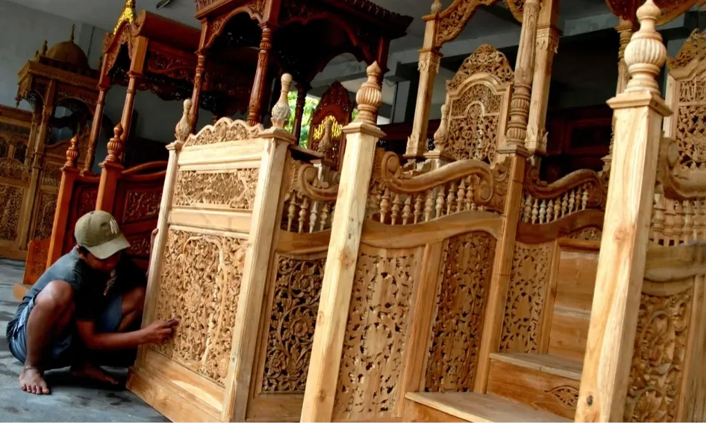 <p>Mempromosikan Karya Ukir Jepara Sebagai &#39;<em>Art&#39;</em></p>