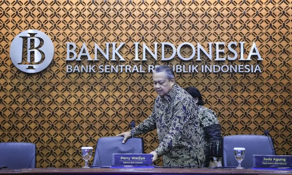 <p>Masih Jaga Rupiah, Ekonom Ramal BI-Rate November Bertahan</p>