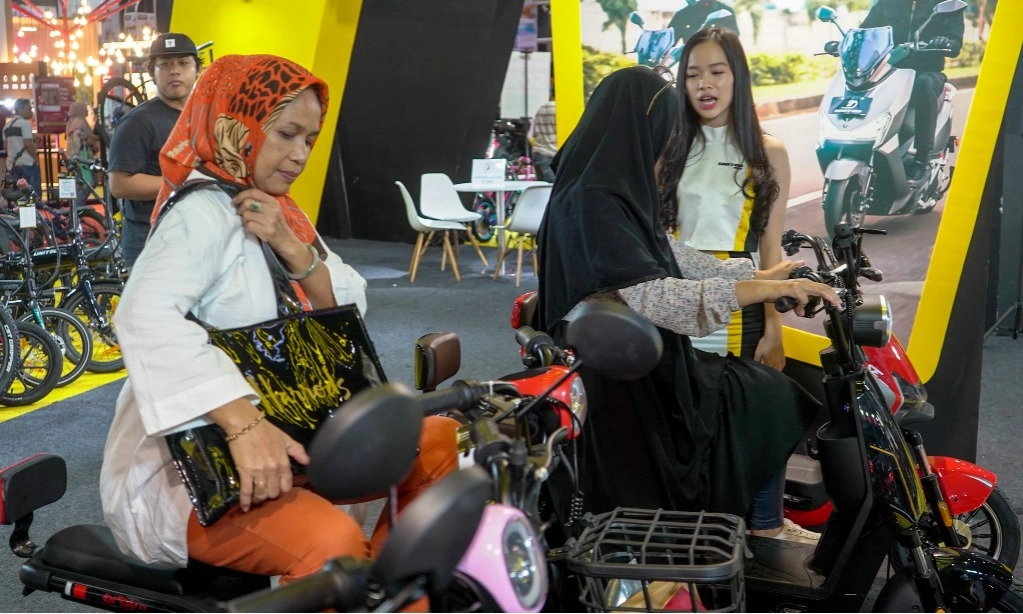 <p id="isPasted">Dianggap Lebih Ekonomis, Kian Banyak Selis Dan Molis Mengaspal</p>