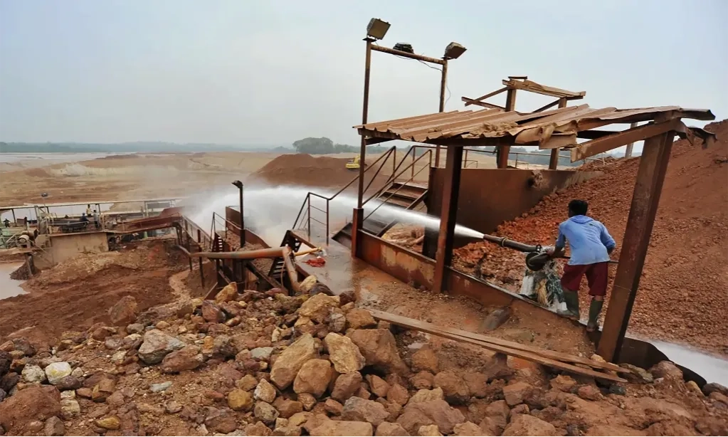 <p>Menhan: Negara Tak Boleh Kalah Dengan Penambang Ilegal&nbsp;</p>