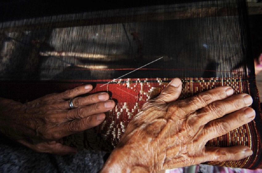 Perajin Songket Silungkang Harus Sasar Selera Internasional