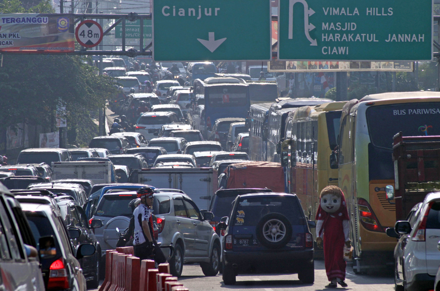 Ratusan Kios Di Jalur Puncak-Cianjur Dibongkar