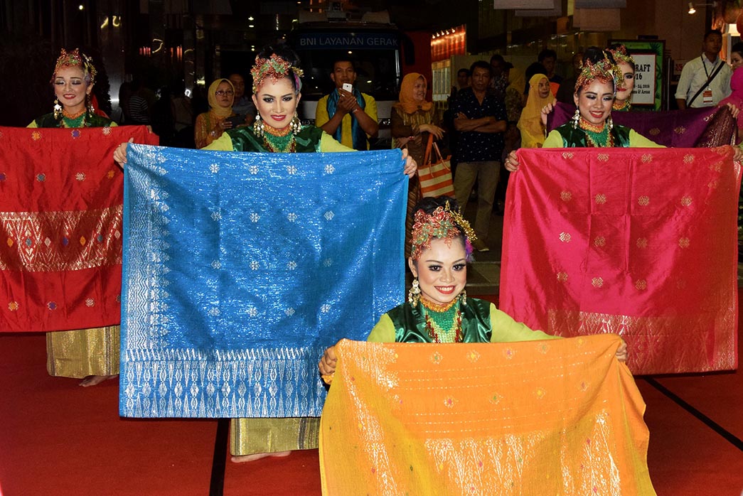 Industri Songket Terkendala Pasokan Benang Emas