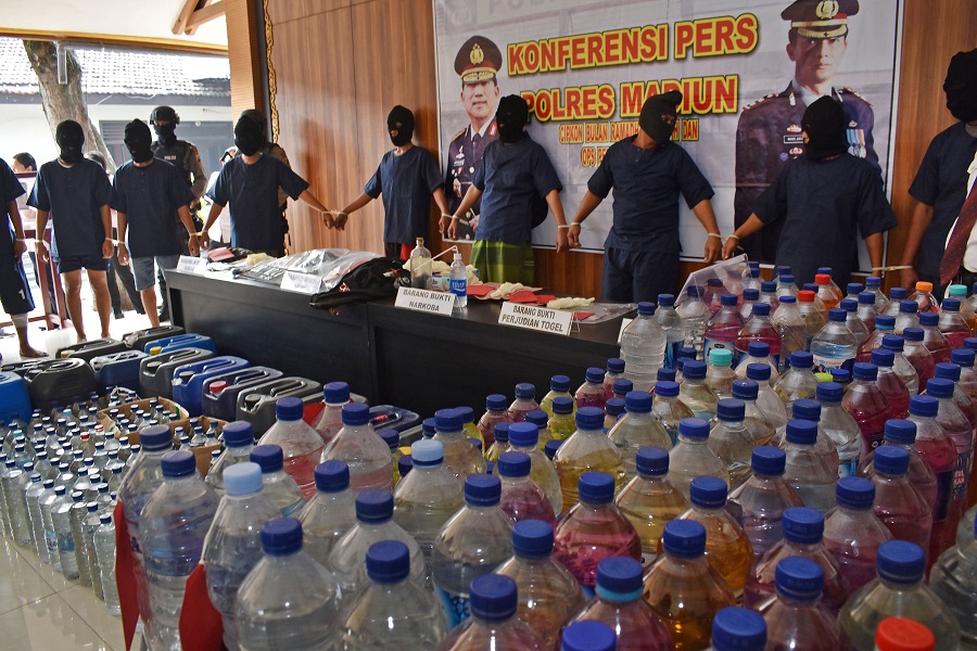 Racik Miras Yang Tewaskan 6 Orang, Seorang Ibu Ditangkap