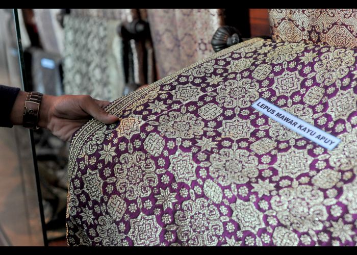 Promosi Songket Hingga Puncak Elbrus 