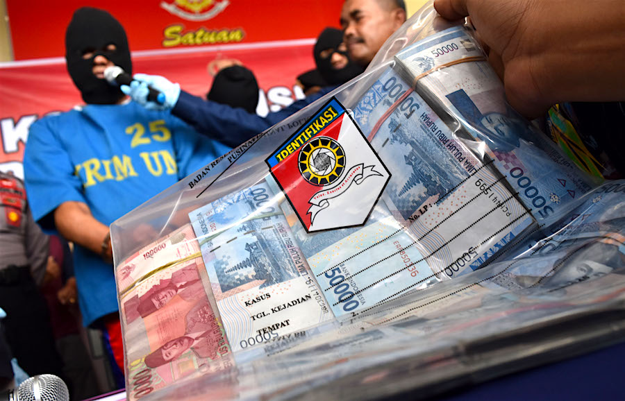 'Blusukan' Ke Banyak Toko Swalayan, Alex Dicokok Polisi