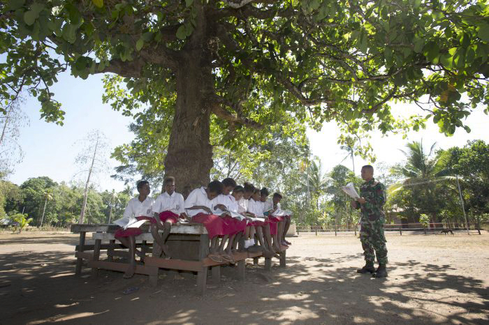 Prajurit TNI Mendongeng Di Sekolah Perbatasan Papua