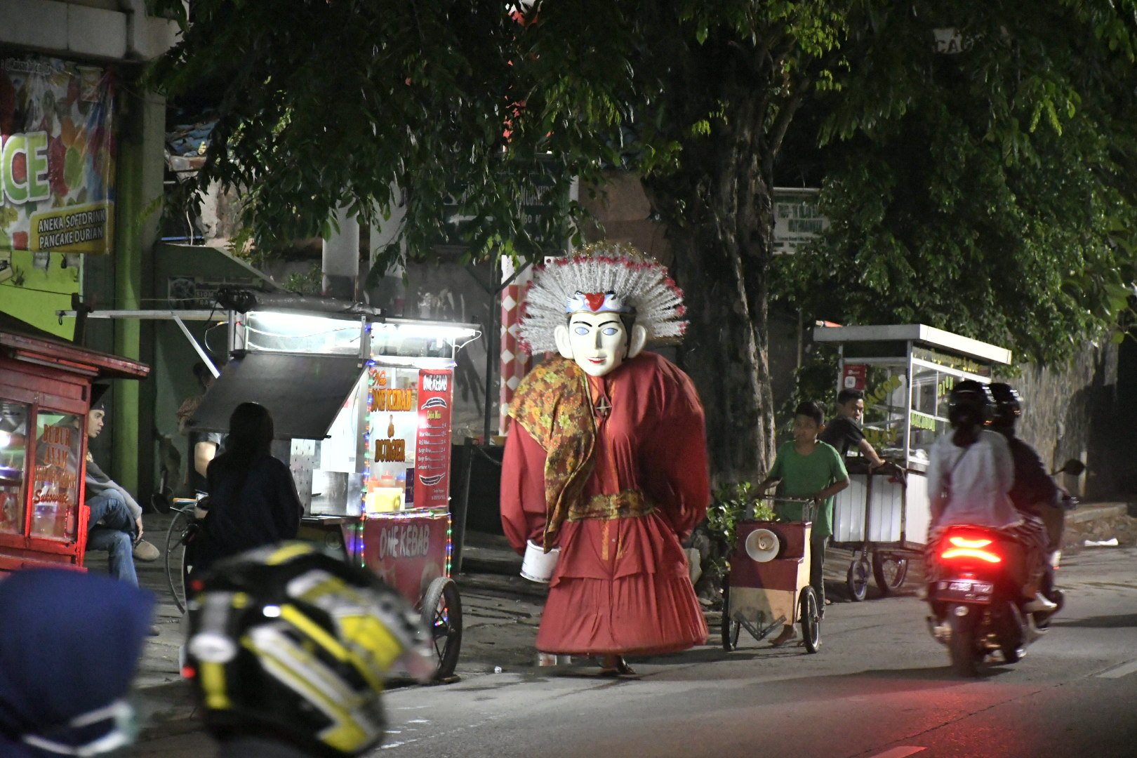Mengais Kehidupan Lewat Ondel-ondel Jomblo