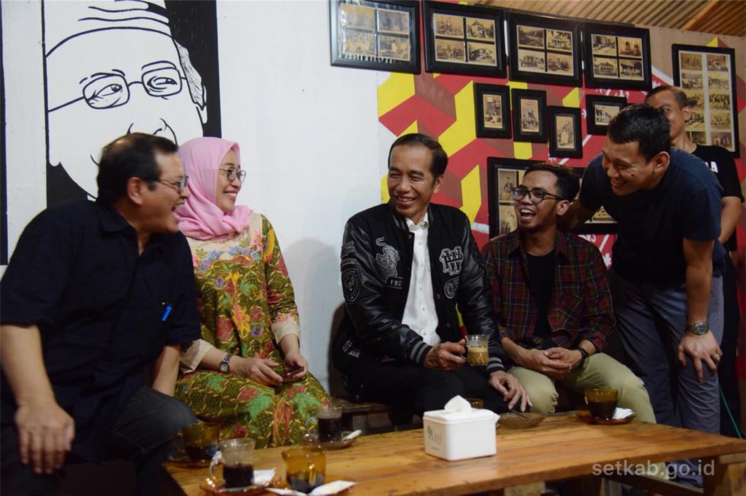 Raper Lokal Iringi Jokowi Ngopi di Kafe Angkringanku