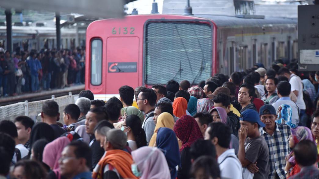 Truk Mogok di Rel Ganggu Perjalanan KRL Cikarang-Bekasi