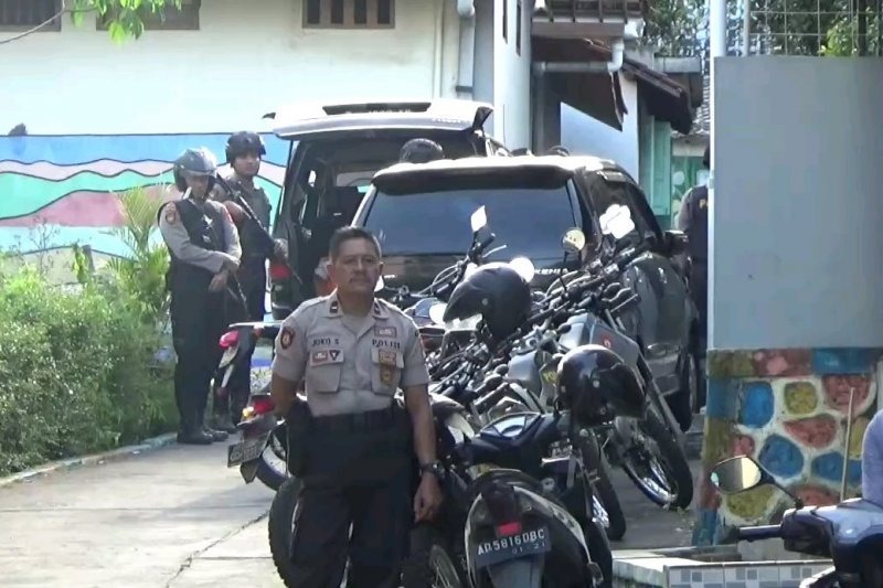 Densus 88 Tangkap Pengusaha Kulit di Magetan