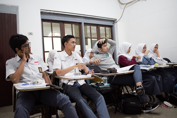 Antara Guru Sekolah dan Kakak Bimbel