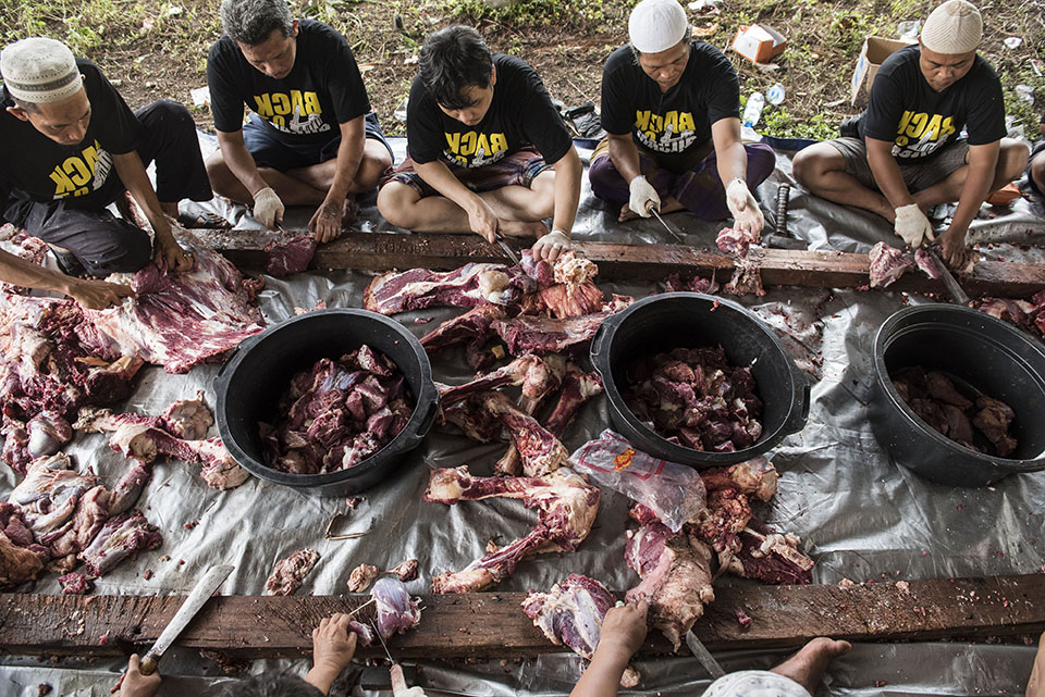 Penjual Pembungkus Daging Kurban Dari Bambu Langka  