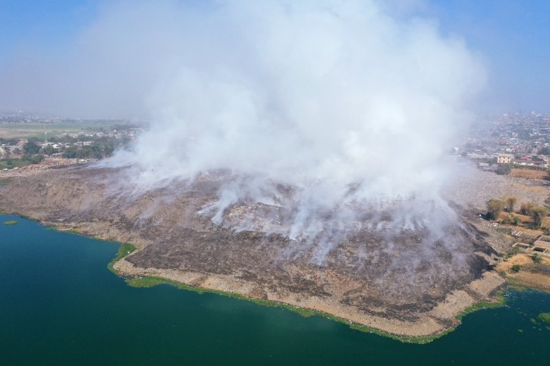 Relawan Padamkan Kebakaran Gunung Merbabu Pakai Ranting