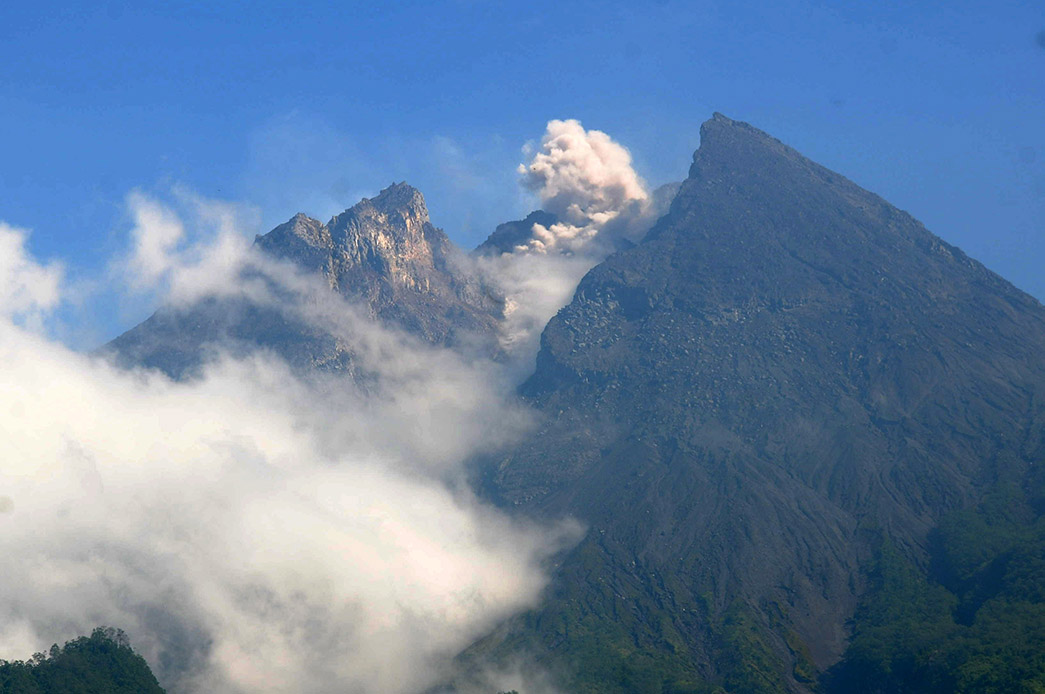 Gunung Merapi Alami 27 Kali Gempa Hybrid 