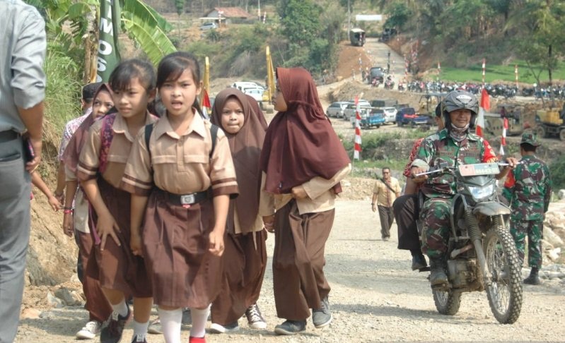 TNI Tuntaskan Akses Jalan Bogor -Cianjur