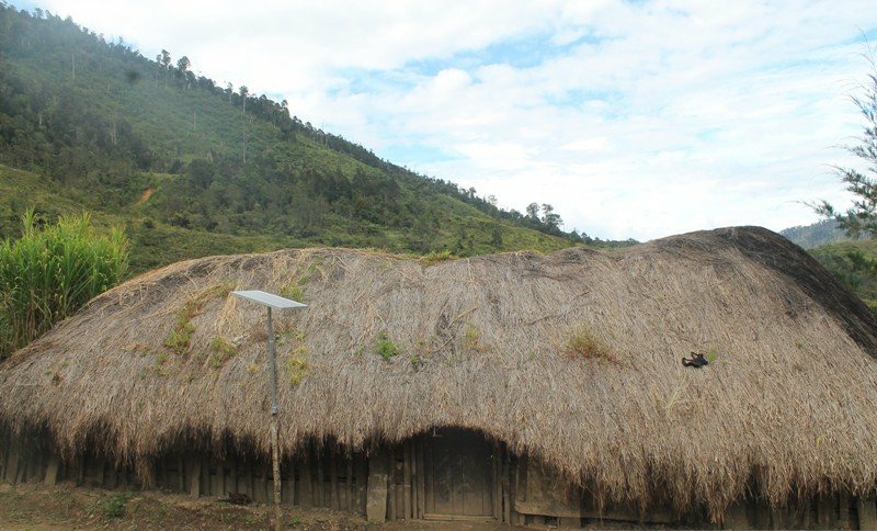 Lampu Tenaga Surya Terangi Rumah Adat Di Jayawijaya