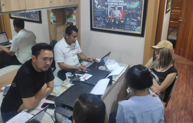 Paspor Tunjukkan Lucinta Luna Perempuan 