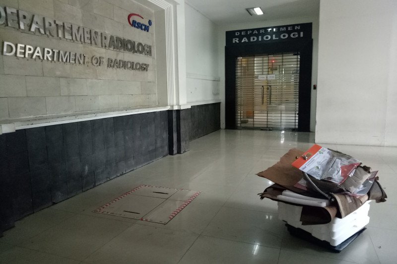 Dinas SDA DKI Bersihkan Saluran Sekitar RSCM