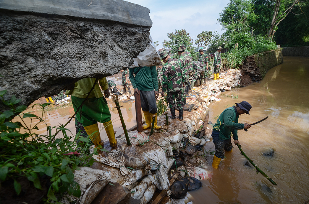 Tanggul di Muaragembong Jebol, Akses Jalan Warga Terputus