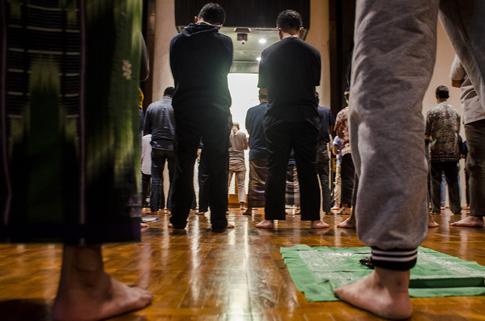 DMI Salurkan Dua Juta Liter Pembersih Lantai ke Masjid-masjid